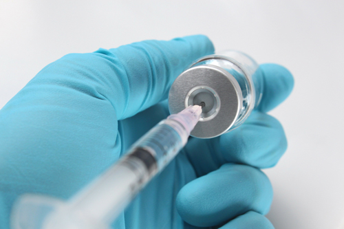 Feuchte AMD - Intravitreale Injektionen (IVOM): eine Spritze wird von Hand aufgezogen