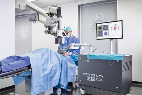 Grauer Star OP (Katarakt OP) mit dem FEMTO-Laser: Arzt operiert Patienten mit FEMTO-Lasergerät
